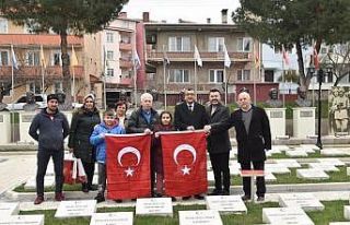 Şehitlikte taşları kardan temizleyen çocuklar:...