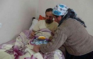 Sekeli hastası eşine 3 yıldır gözü gibi bakıyor