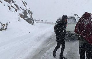 Şemdinli yolu yoğun kar yağışı nedeniyle ulaşıma...