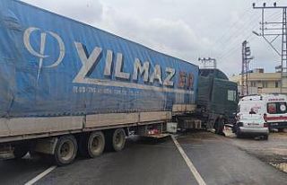 Şerit değiştiren tır otomobile çarptı: 1 yaralı