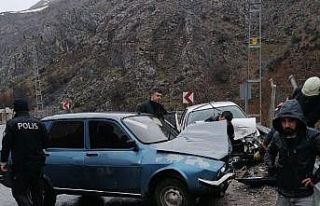 Şerit ihlali kazaya neden oldu:  5 yaralı