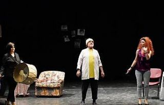 ‘Sevgili Yönetmenim’ adlı oyun ayakta alkışlandı