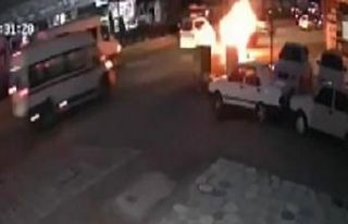 Seyir halindeki otomobilin alev alma anı kamerada