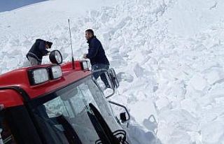 Seyir halindeki snowtrackın üzerine çığ düşme...
