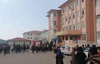 Sigara izmaritleri okulda yangın paniğine neden...