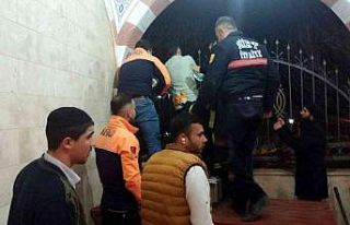 Siirt’te duvardan atlayan gencin koluna demir saplandı