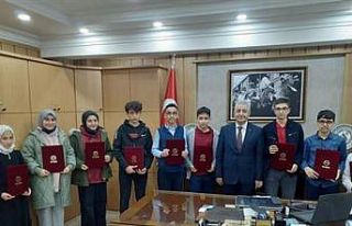 Sınavda başarılı olan öğrencilere hafızlık...