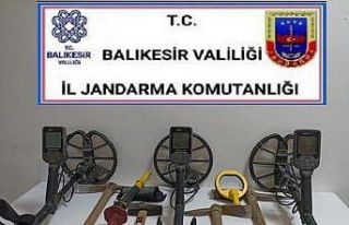 Sındırgı’da kaçak kazı yapan 3 kişi gözaltına...