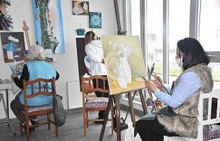 Sinoplu kadınlar yeteneklerini tuvale yansıtıyor