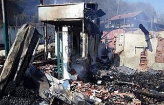 Sinop’ta iki katlı ev yanarak küle döndü
