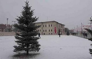 Sivas’a yaz gelmiyor, kent beyaza büründü