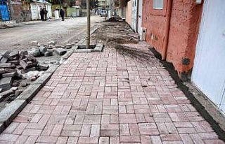 Siverek’te kaldırım yenileme çalışmaları devam...