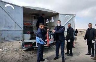 Sokak hayvanları için mama ve su bırakıldı