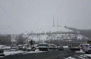 Solhan’da kar yağışı nedeniyle 3 köy yolu ulaşıma...