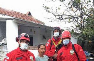 Su dolu kuyuya düşen tavuğu AKUT kurtardı