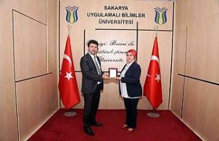 SUBÜ, personellerini plaketle ödüllendirdi