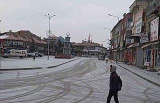 Şuhut’ta mart ayının son haftası yağan kar...