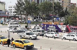 Sürücüler yolun kapatılmasına tepkili
