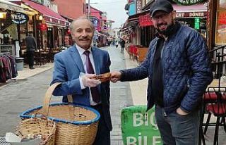Takım elbiseyle simit satıp iyi para kazanıyor
