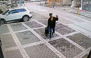 Taksi durağında araç içinde uyuyan şoförü gördü,...