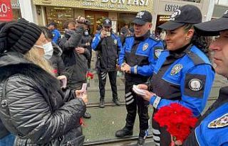 Taksim’de kadınlara karanfil sürprizi, KADES tanıtıldı