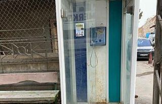 Tarih olan telefon kulübeleri cadde ve sokaklarda...