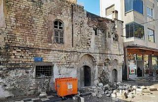 Tarihi evin ön cephesi kısmen göçtü