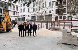 Taş Mektep avlusuna kavuşuyor