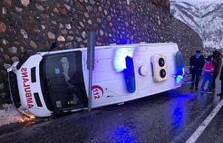 Tatvan’da ambulans devrildi: 2 yaralı