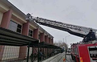 Tehlike saçan buz sarkıtları temizleniyor