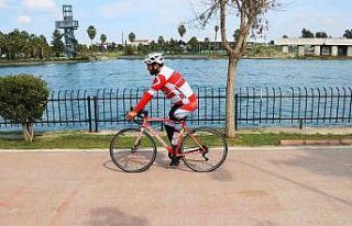 Tek bacağıyla yüzlerce kilometre bisiklet sürüyor