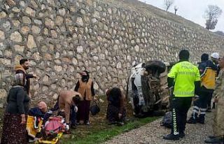 Tekeri patlayan otomobil kaza yaptı