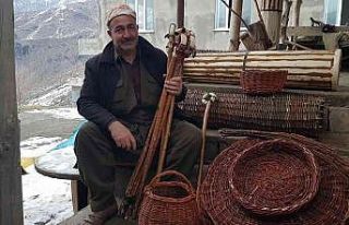 Teknolojiye rağmen sınırda dede mesleğini sürdürüyor