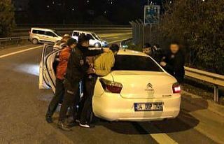 TEM Otoyolunda araçlarında kokainle yakalanan 2...