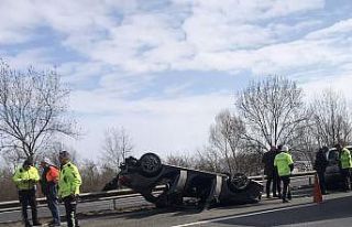 TEM’de tıra çarpan otomobil takla attı