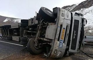 Tercan’da tır devrildi: 1 yaralı