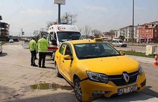 Ticari taksi kaldırıma çarptı: 1 yaralı