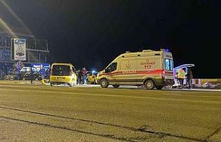 Ticari taksi otomobile çarptı