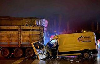 Tıra arkadan çarpan ve hurdaya dönen kamyonette...