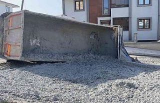 Tırın kasası devrildi, tüm harç yola saçıldı