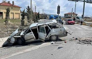 Tırla otomobilin çarpıştığı kazada biri çocuk...