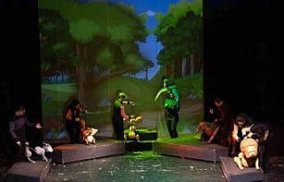 Tiyatroda gün, çocukların