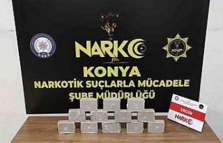 Toprağa gömdükleri uyuşturucuyu çıkartırken...