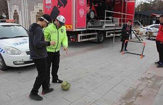 Trafik ekiplerinin simülasyon eğitimi renkli görüntülere...