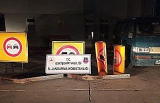 Trafik levhalarını çalmak isterken suçüstü yakalandı