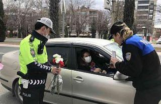 Trafik uygulaması bu kez farklı oldu, polisler kadınları...