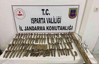 Tren hattındaki ray bağlantı parçalarını çalan...