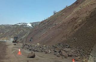 Tunceli’de kaya parçaları kara yoluna düştü