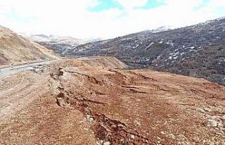Tunceli’de yağış nedeniyle yol çöktü