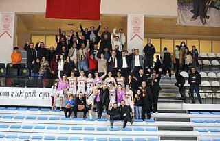 Turgutlu Belediyespor Kadın Basketbol Takımı play...